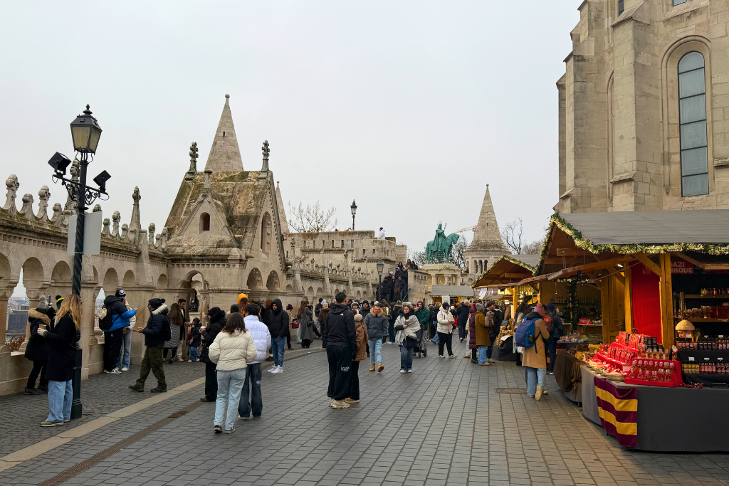 Christmas market stall behind the Fisherman's Bastion.